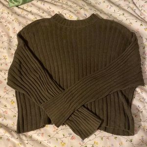 AE CROPPED OLIVE GREEN SWEATER 💚💚